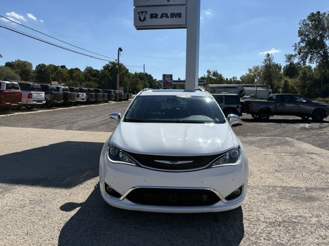 Used 2020 Chrysler Pacifica Limited w/ Tire & Wheel Group FWD image 2