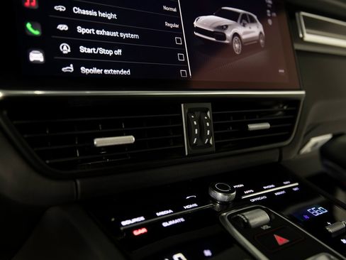 Certified 2023 Porsche Cayenne Turbo image 25