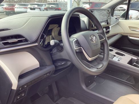 Used 2021 Toyota Sienna XLE image 11