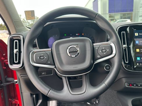 Certified 2024 Volvo XC40 B5 Ultimate w/ Protection Package Premier image 13