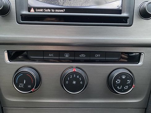 Used 2017 Volkswagen Golf S image 28