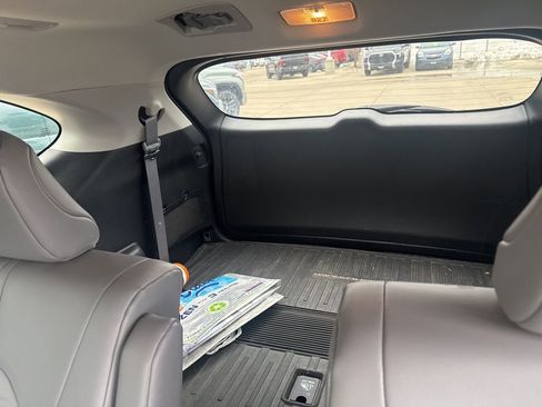 Used 2023 Toyota Highlander XLE image 11