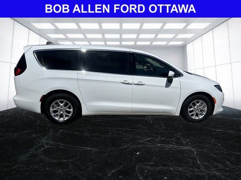 Used 2023 Chrysler Voyager LX FWD image 7