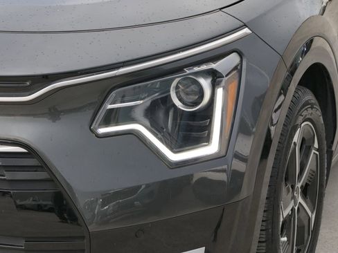 Used 2023 Kia Niro SX image 9