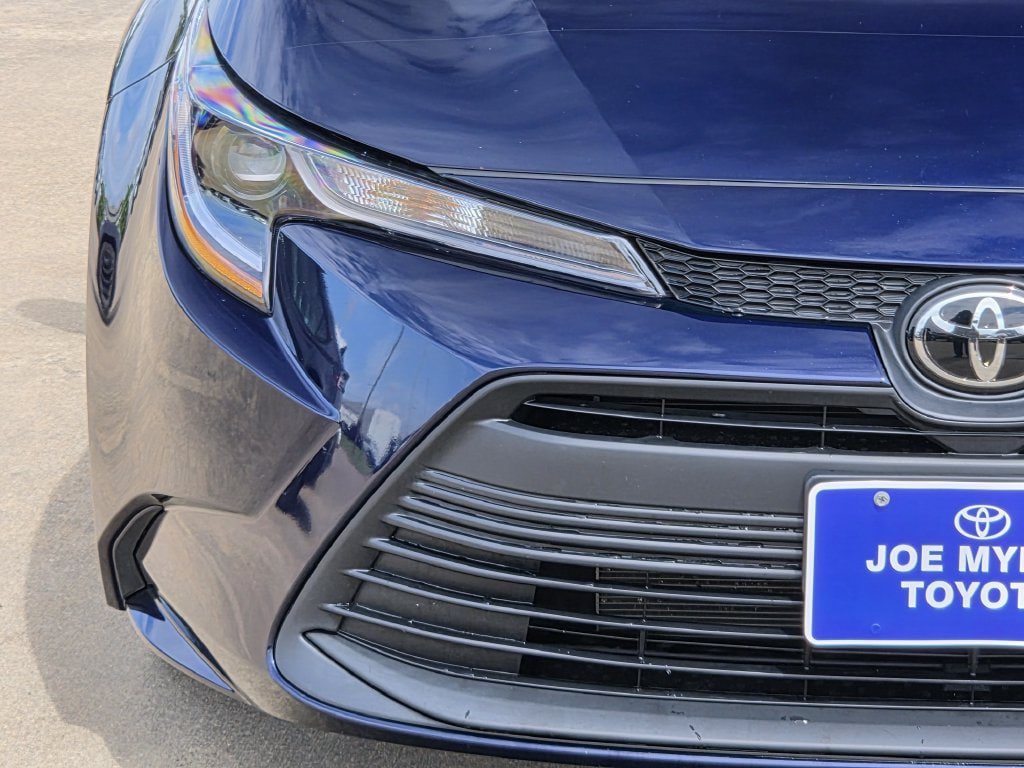 Used 2025 Toyota Corolla LE FWD image 5
