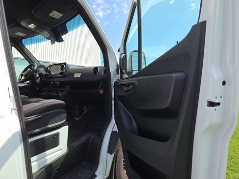 Used 2025 Mercedes-Benz Sprinter 2500 image 9