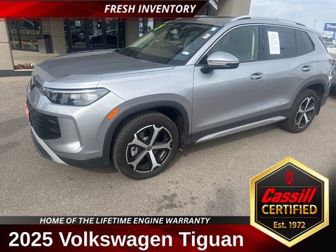 Used 2025 Volkswagen Tiguan SE w/ Panoramic Sunroof Package AWD/4WD image 1