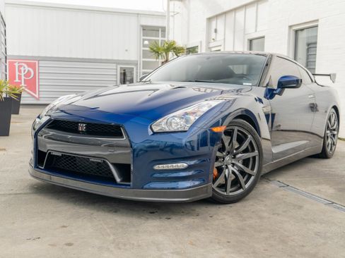 Used 2014 Nissan GT-R Premium image 4