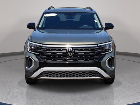 Used 2024 Volkswagen Atlas Peak Edition SE image 2