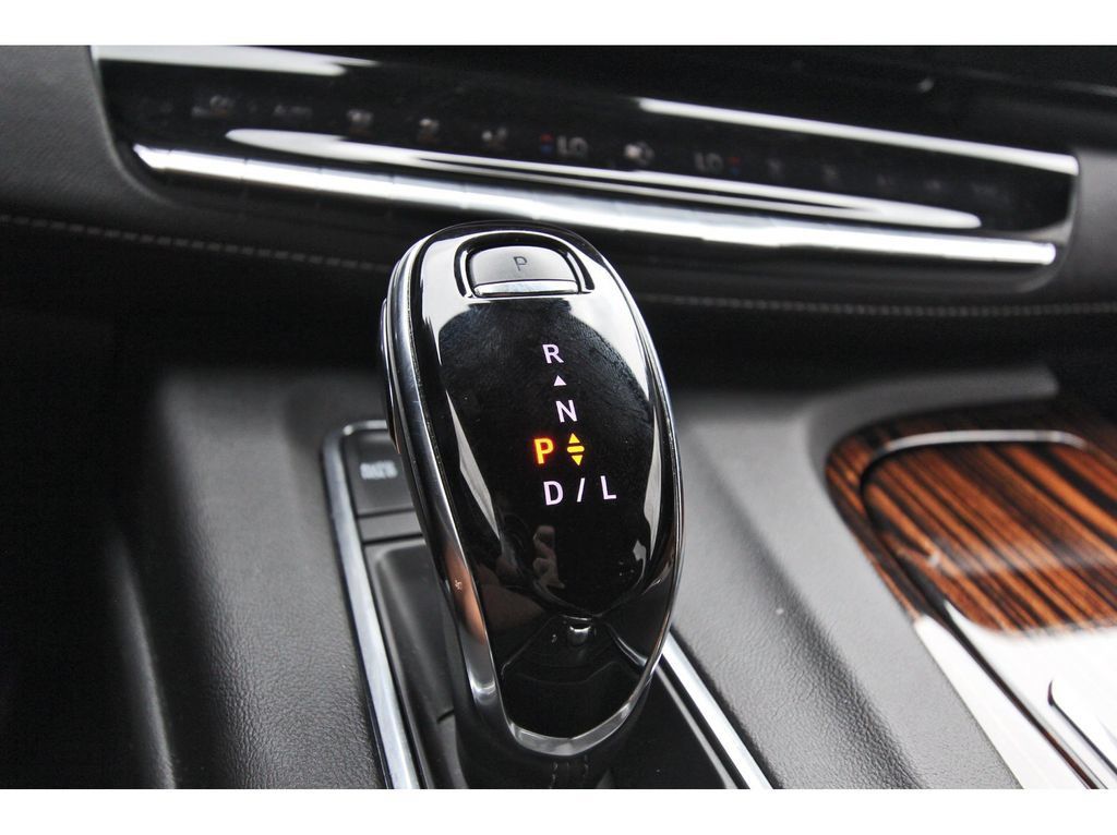 Used 2024 Cadillac Escalade ESV Luxury RWD image 25