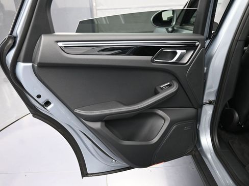 Certified 2025 Porsche Macan image 22