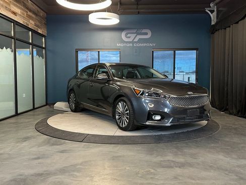Used 2018 Kia Cadenza Premium w/ Luxury Package image 1