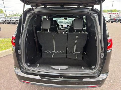 Certified 2024 Chrysler Pacifica Premium FWD image 18
