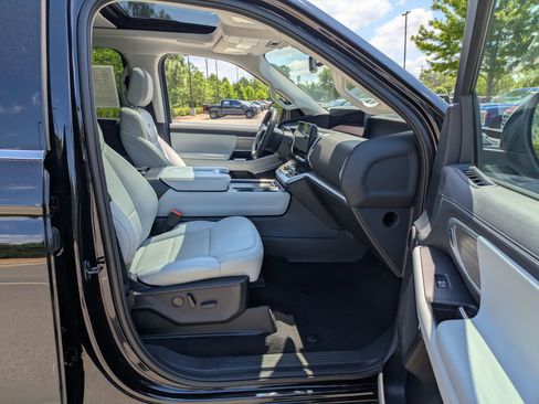 Certified 2025 Ford Expedition Max Platinum w/ Driver's Package AWD/4WD image 37