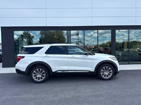 Used 2025 Ford Explorer Active w/ Active Comfort Package AWD/4WD image 2