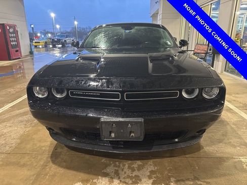 Used 2016 Dodge Challenger SXT image 2