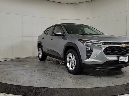 Used 2024 Chevrolet Trax LS w/ LS Convenience Package image 2