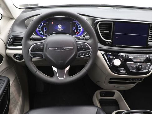 Used 2024 Chrysler Pacifica Select image 12