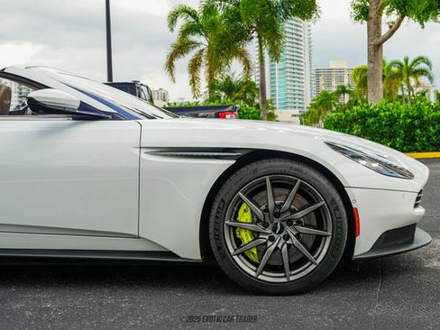Used 2019 Aston Martin DB11 Volante image 11