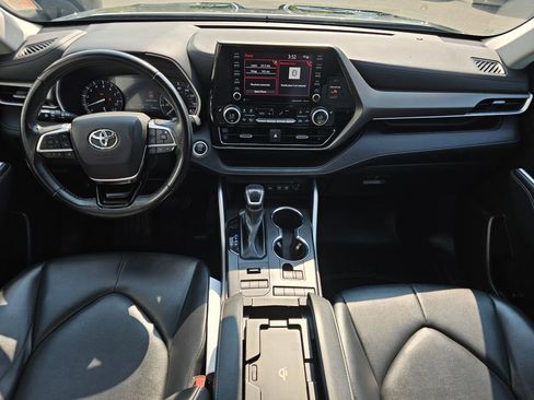 Used 2021 Toyota Highlander XLE AWD/4WD image 22