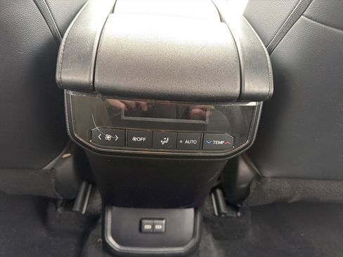 Used 2023 Toyota Highlander XLE AWD/4WD image 26