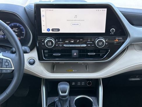 Used 2024 Toyota Highlander Platinum image 14