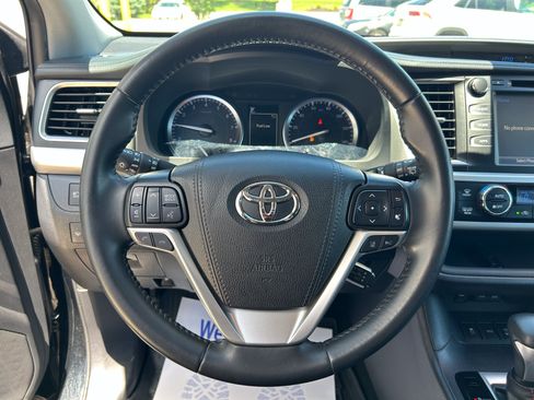 Used 2019 Toyota Highlander SE AWD/4WD image 25