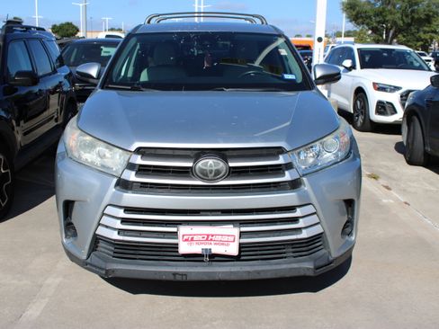 Used 2018 Toyota Highlander LE FWD image 3