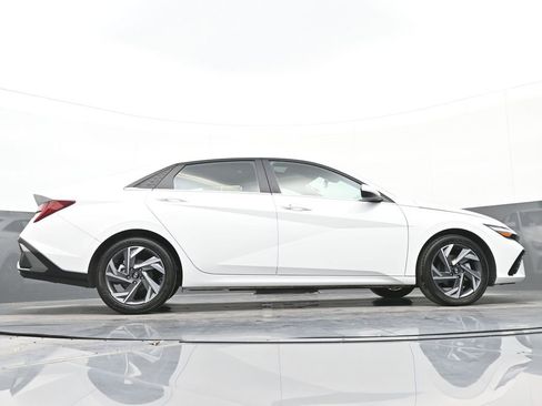 Certified 2025 Hyundai Elantra SEL image 45