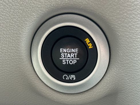 Used 2023 Chrysler Pacifica Touring-L image 19