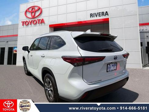 Used 2022 Toyota Highlander XLE AWD/4WD image 7