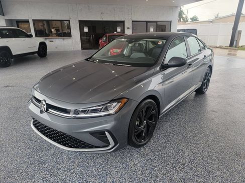 Used 2025 Volkswagen Jetta SE FWD image 1