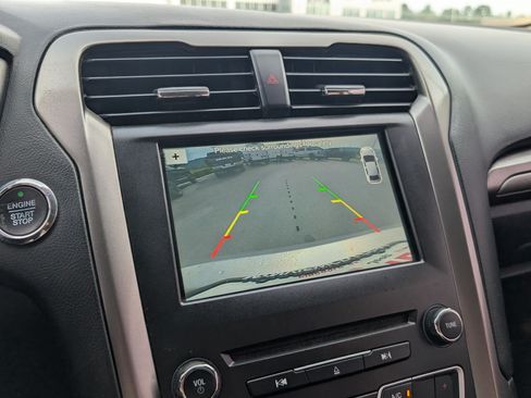 Used 2017 Ford Fusion SE w/ Fusion SE Technology Package FWD image 16