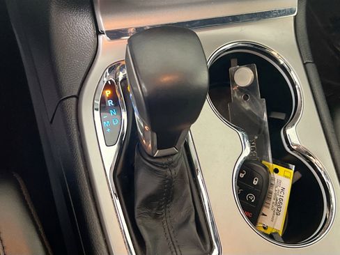 Used 2022 Jeep Grand Cherokee Limited image 17