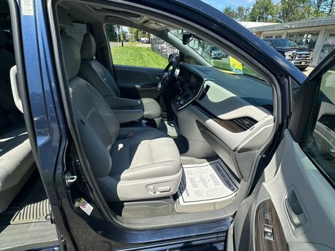 Used 2018 Toyota Sienna XLE Premium FWD image 33