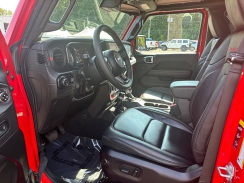 Used 2025 Jeep Gladiator Rubicon w/ Convenience Group AWD/4WD image 15