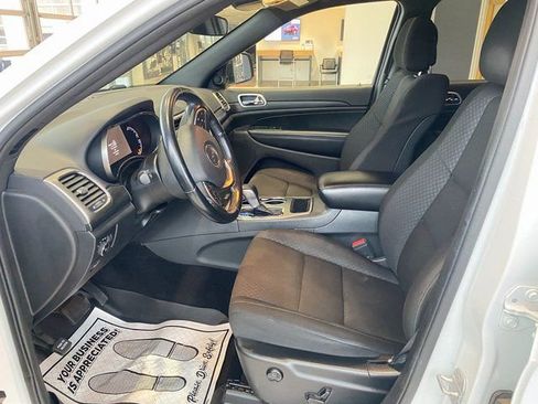 Used 2020 Jeep Grand Cherokee Laredo image 11