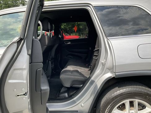Used 2018 Jeep Grand Cherokee Laredo AWD/4WD image 13
