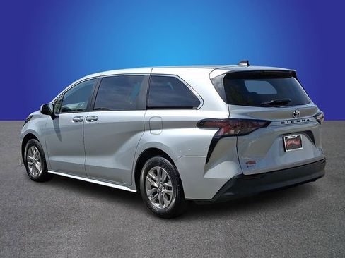 Used 2025 Toyota Sienna LE FWD image 6