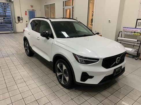 Certified 2024 Volvo XC40 B5 Core image 3