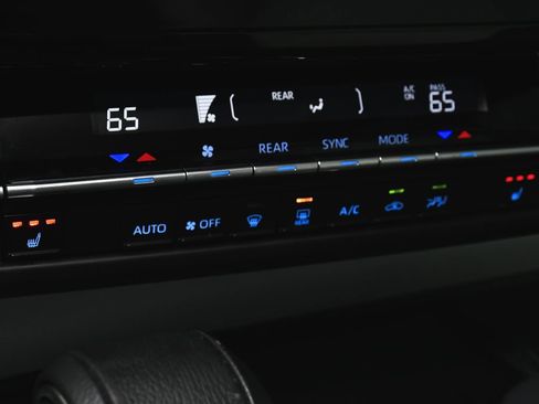 Used 2024 Toyota Sienna XSE FWD image 27