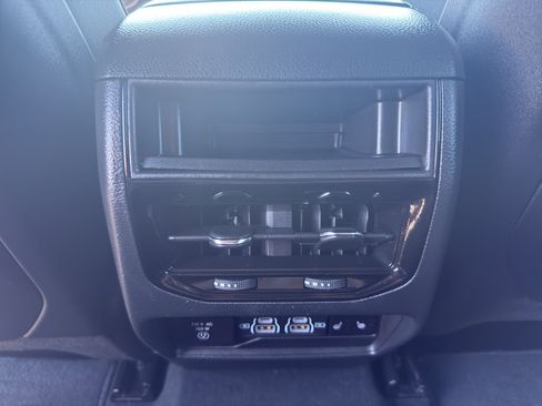 Used 2024 Jeep Grand Cherokee Limited AWD/4WD image 32