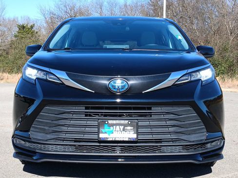 Used 2023 Toyota Sienna LE image 32