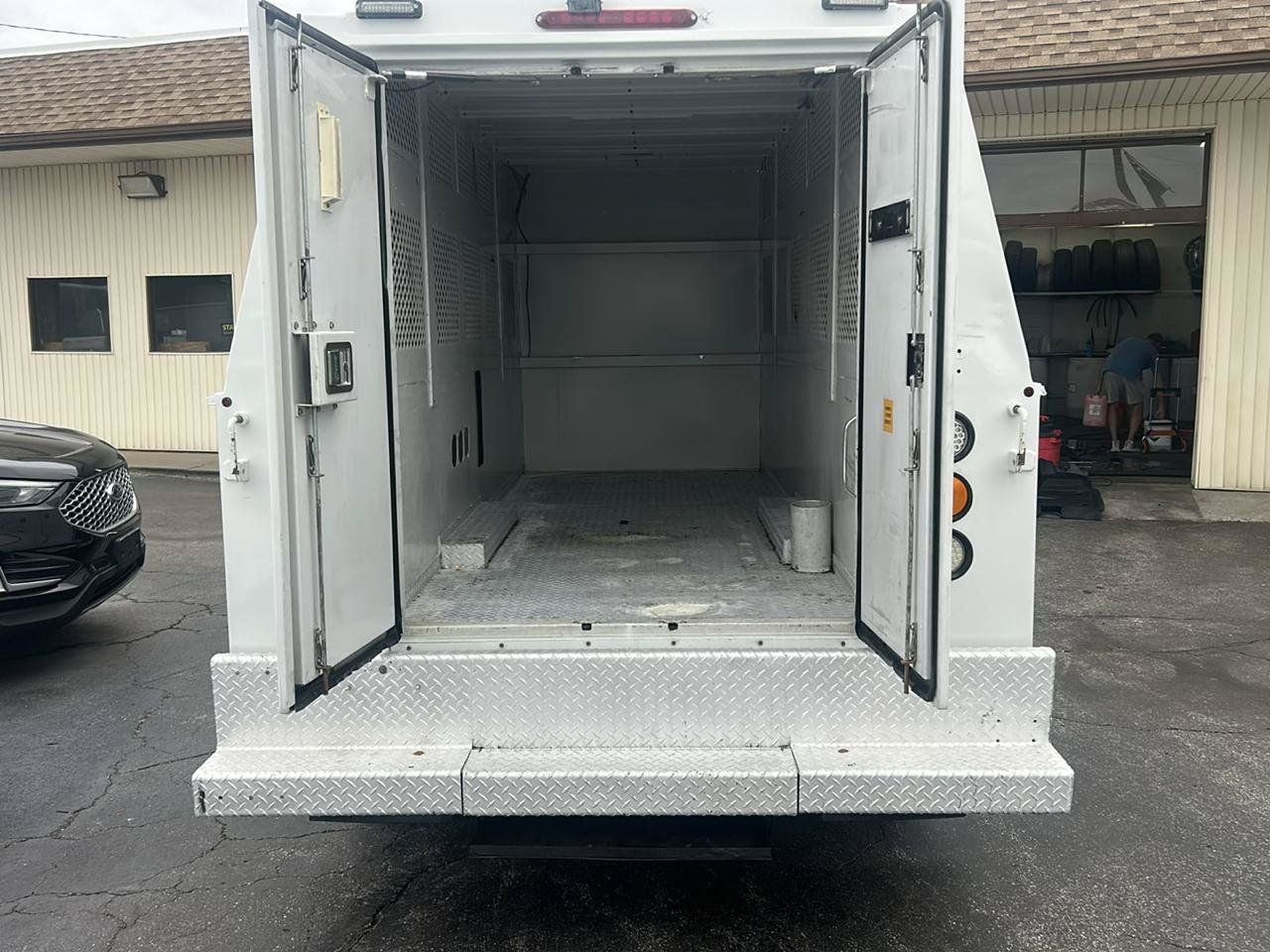 Used 2016 Freightliner Sprinter 3500 w/ Driver Comfort Package RWD image 3