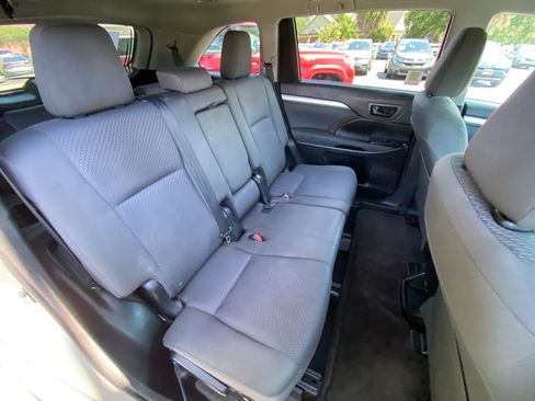 Used 2016 Toyota Highlander LE image 39