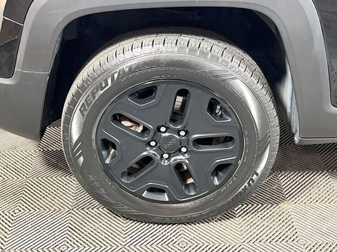 Used 2018 Jeep Renegade Trailhawk w/ UConnect 8.4 Nav Group AWD/4WD image 28