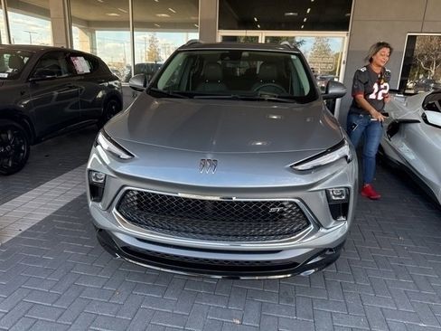 Used 2024 Buick Encore GX Sport Touring image 2