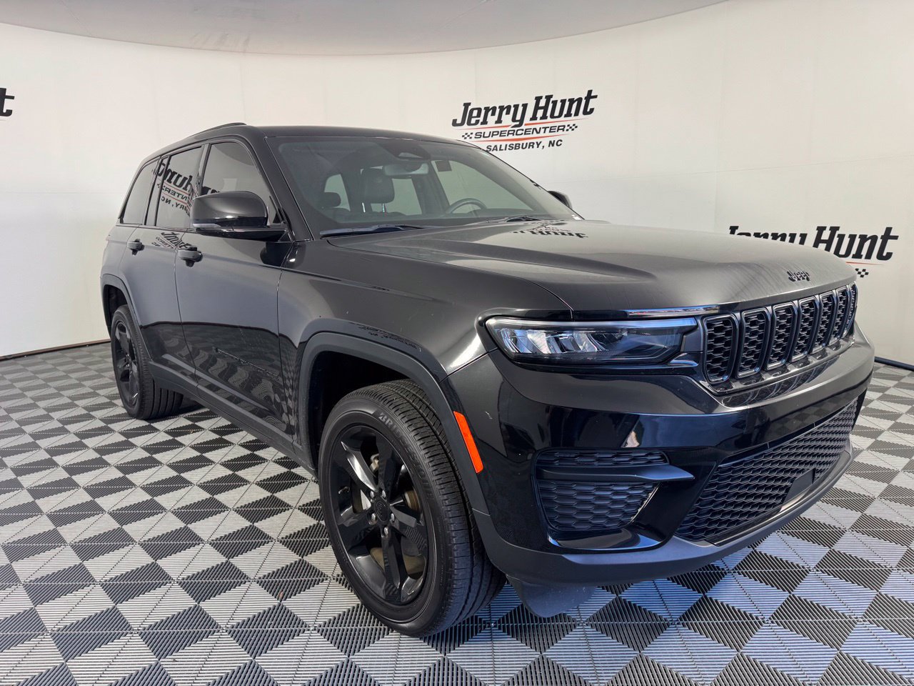Used 2023 Jeep Grand Cherokee Altitude RWD image 6