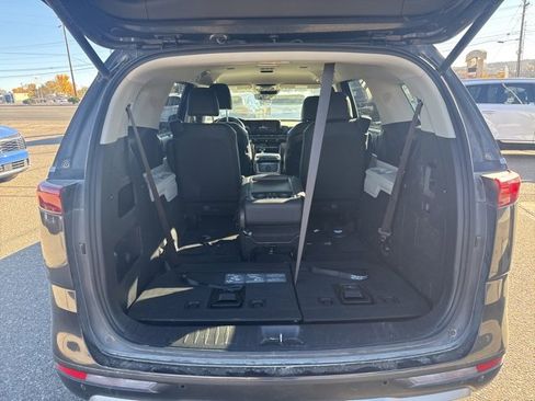 Used 2023 Kia Carnival EX image 12