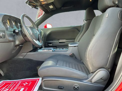 Used 2014 Dodge Challenger SXT image 10